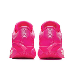 La Anta KT 10 Flamingo célèbre les dix ans de collaboration entre Klay Thompson et Anta, une décennie marquée par l’innovation et l’excellence sur le terrain. 